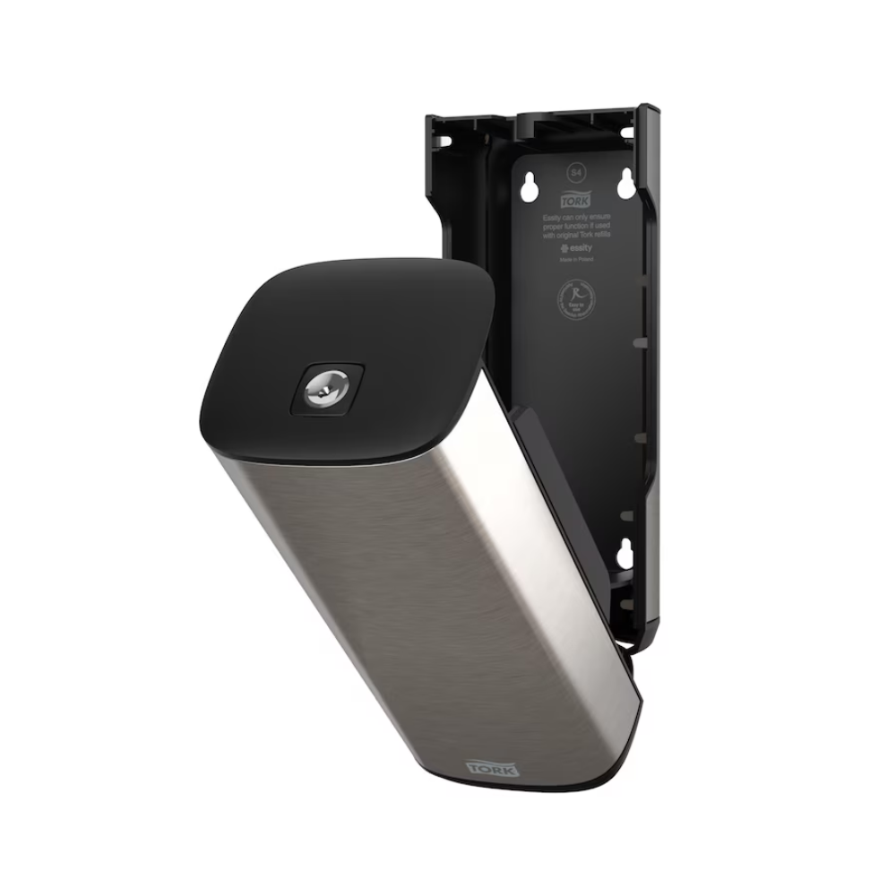 Dávkovač mýdla a dezinfekčního prostředku na ruce Tork 460010 z nerezové oceli a černé barvy od společnosti Essity Professional Hygiene Germany GmbH pro montáž na stěnu s otevřeným čelním panelem, který odhaluje vnitřní prostor. Tento moderní design má také částečně oddělený panel, který odhaluje vnitřní držák a polohy šroubů.