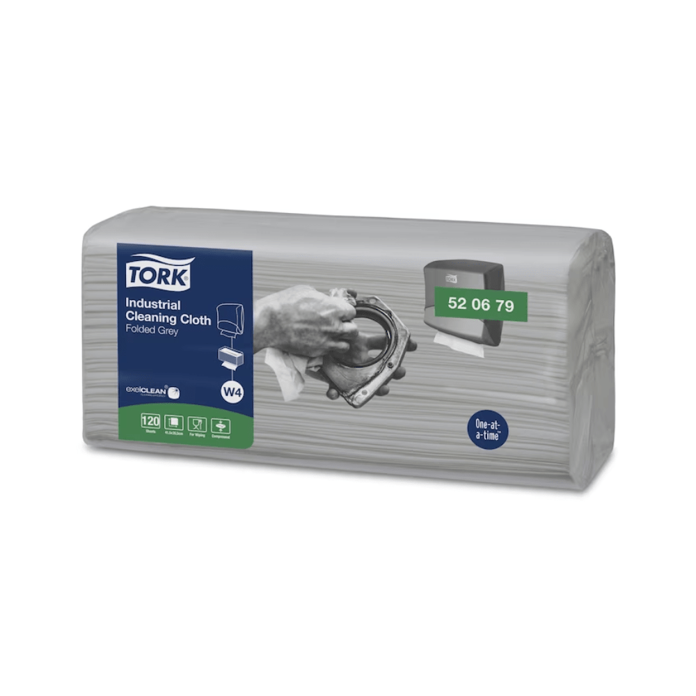 Balení s Tork 520679 průmyslovými čistícími utěrkami, prémiové čistící utěrky W4 v šedé, od TORK - Essity Professional Hygiene Germany GmbH. Na přední straně je zobrazena ruka, která s utěrkou čistí části strojů. Toto balení obsahuje 120 utěrek a je označeno produktovým kódem 52 06 79 pro mimořádný průmyslový čistící výkon.
