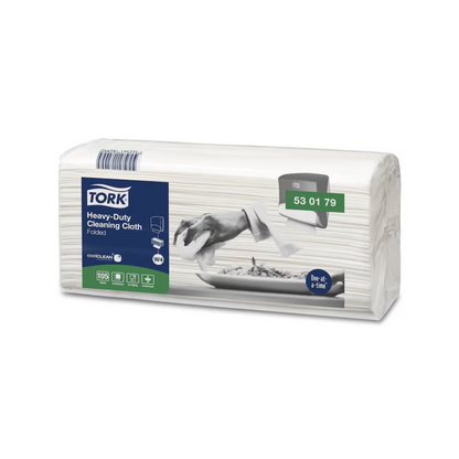 Tork 530179 extra silné čisticí utěrky, vyrobené společností TORK – Essity Professional Hygiene Germany GmbH, mají bílo-šedý design s obrázkem ruky, která používá utěrku. Tyto prémiové utěrky W4, balené v kartonech po čtyřech baleních, jsou vybaveny technologií exelCLEAN® pro efektivní odstranění oleje a tuku a mohou být pohodlně vydávány jednotlivě.