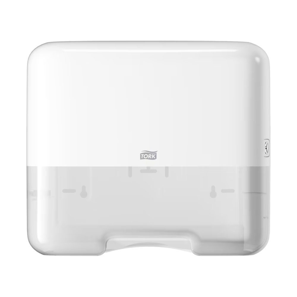 Mini dávkovač Tork 553100 pro skládané ručníky Elevation H3 od TORK - Essity Professional Hygiene Germany GmbH je bílý, obdélníkový dávkovač papírových ručníků s průsvitnou spodní částí. Má malé logo uprostřed a ztělesňuje jednoduchou, funkční eleganci, která je charakteristická pro design Elevation. Díky tomu je ideální pro efektivní vydávání skládaných ručníků.