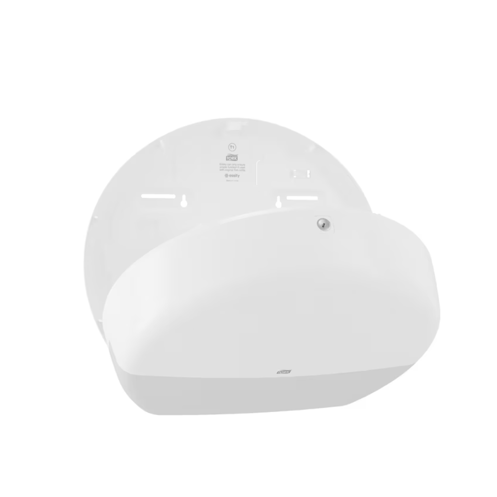Dávkovač Tork 554000 pro jumbo toaletní papír Elevation T1, navržený pro toalety s vysokou návštěvností, je bílý nástěnný dávkovač se zaobleným krytem. Dávkovač je zobrazen otevřený, aby ukázal svou vnitřní část s drážkami a otvory pro snadnou instalaci. Je to vynikající volba pro efektivní manipulaci s jumbo toaletním papírem.