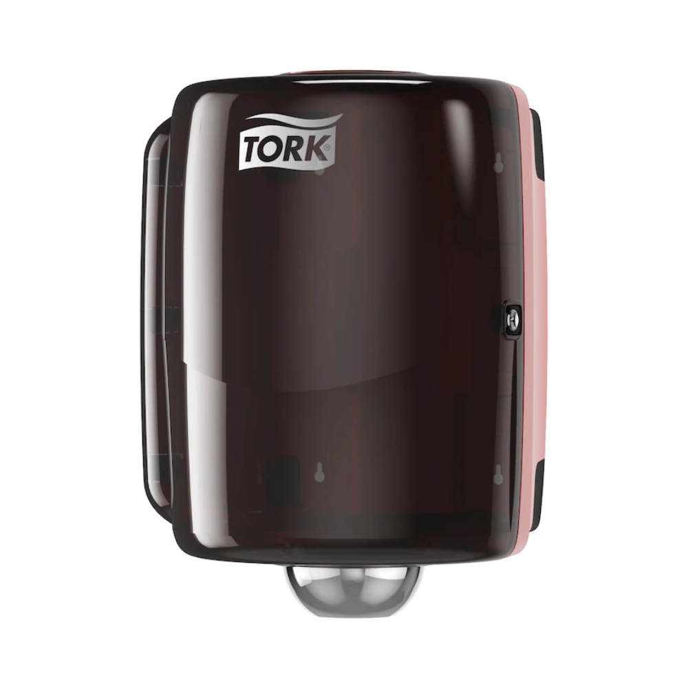 Elegantní, černý Tork 653008 Maxi vnitřní dávkovač Performance W2 od Essity Professional Hygiene Germany GmbH je namontován na bílém pozadí. Tento dávkovač v designu Performance vyniká zaobleným tvarem, který ukazuje viditelnou roli uvnitř, a má malý otvor na spodní straně pro snadné vydávání.