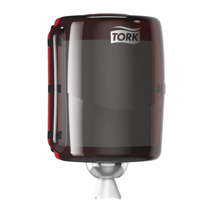 Tork 653008 Maxi vnitřní dávkovač Performance W2, produkt TORK – Essity Professional Hygiene Germany GmbH, je černý dávkovač papírových ručníků s lesklým povrchem. Má výkonový design a viditelný papírový ručník vyčnívající ze spodní části, vše chráněno kapotou chráněnou proti stříkající vodě.