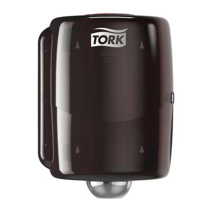 Tork 653008 Maxi vnitřní dávkovač Performance W2 od Essity Professional Hygiene Germany GmbH vyniká elegantním, zaobleným designem s kapotou chráněnou proti stříkající vodě. Výrazné logo Tork na horní straně podtrhuje jeho výkonový design.