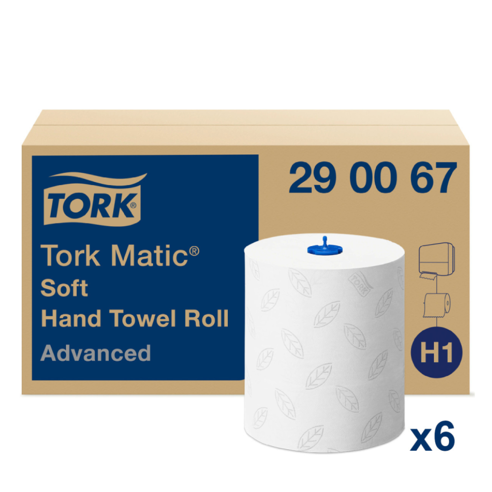 Obrázek Tork Matic® 290067 měkkého rolovacího ručníku Advanced H1 2-vrstvého balení, který zobrazuje hnědou krabici s ikonickým logem značky. Vedle je bílý papírový ručník ozdobený listovými vzory a označený „H1 x6“, což ho činí ideálním pro pokročilé sušení rukou se spolehlivým Tork Matic® rolovacím ručníkovým systémem od TORK – Essity Professional Hygiene Germany GmbH.