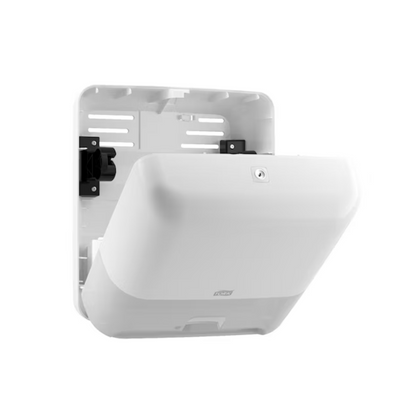 Tork Matic® 551100 senzorový dávkovač pro role ručníků Elevation H1 od TORK – Essity Professional Hygiene Germany GmbH je elegantní dávkovač z bílého plastu pro montáž na stěnu. Jeho uzamykatelné víko a snadno otevřený design zajišťují efektivní, bezdotykové sušení rukou. Jednoduché bílé pozadí je ideální pro ukládání papírových ručníků a podtrhuje elegantní a funkční estetiku tohoto Tork Matic senzorového dávkovače.