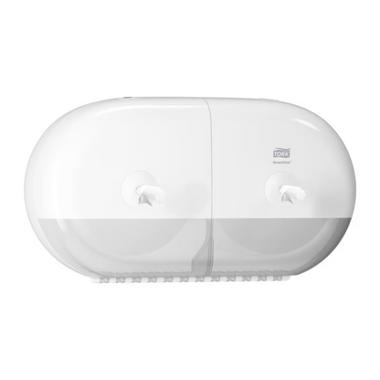 Der Tork SmartOne® 682000 Mini Doppelrollenspender für Toilettenpapier T9 von Essity Professional Hygiene Germany GmbH ist ein weißer, wandmontierter Doppelrollenspender mit transparentem Bodenteil. Das Logo befindet sich oben rechts und ermöglicht durch die transparente Blende die Sicht auf die beiden Papierrollen. Dieses Design gewährleistet eine effiziente Nutzung und hilft, Ihr Badezimmer aufgeräumt und funktional zu halten.