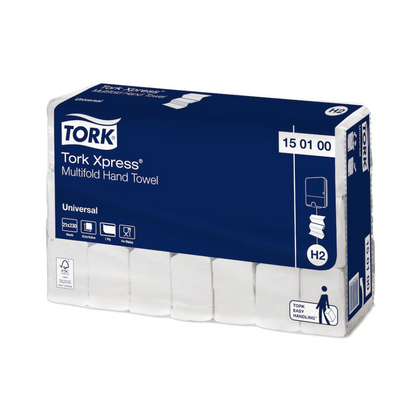 Obrázek ukazuje krabici Tork Xpress® 150100 Multifold ručníků Universal H2 1-vrstvé 25,5 cm od TORK – Essity Professional Hygiene Germany GmbH, známé svým vynikajícím poměrem cena-výkon. Tmavě modré balení s bílým textem jasně ukazuje detaily produktu a obsahuje několik jednotlivých balení ručníků.