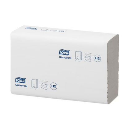 Ein Stapel Tork Xpress® 471093 Universal H2 Multifold-Handtücher ist vor einem schlichten weißen Hintergrund zu sehen. Die Verpackung, die mit dem blauen TORK-Logo der Essity Professional Hygiene Germany GmbH versehen ist, zeigt Symbole, die auf die Verwendung von Multifold-Handtüchern hinweisen. Der rechteckige Stapel weist eine sichtbare offene Kante auf, was sein praktisches Design unterstreicht.
