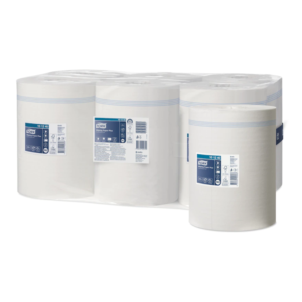 Vystavena je balení se šesti rolemi Tork Xpress® Silné víceúčelové papírové utěrky Advanced 2-vrstvé, každá s modro-bílou etiketou s podrobnostmi o produktu. Balené v průhledném plastovém obalu nabízejí tyto papírové utěrky od TORK – Essity Professional Hygiene Germany GmbH pokročilou 2-vrstvou technologii pro vynikající savost.