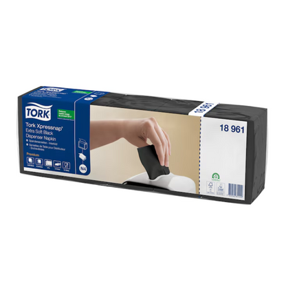 Obrázek ukazuje balení Tork Xpressnap® 15850 Extra Soft zásobníkový ubrousek N4 2vrstvý a zdůrazňuje jeho prémiovou kvalitu. Fotografie ukazuje ruku, která obratně vytahuje ubrousek z dávkovače, což má snižovat spotřebu ubrousků. Balení obsahuje informace o osmi baleních na krabici a je spojeno se značkou TORK – Essity Professional Hygiene Germany GmbH.