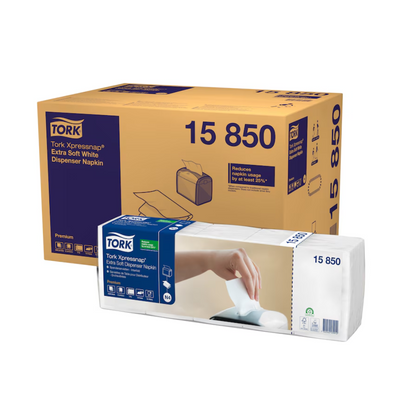Balení Tork Xpressnap® 15850 Extra Soft zásobníkový ubrousek N4 2vrstvý je zobrazeno, skládající se z velké krabice a menší průhledné balení ubrousků. Obrázek zdůrazňuje značku TORK od Essity Professional Hygiene Germany GmbH a podtrhuje jejich schopnost snižovat spotřebu ubrousků díky viditelným detailům produktu.