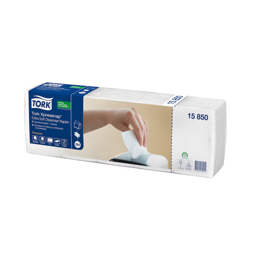 Na obalu Tork Xpressnap® 15850 Extra Soft zásobníkový ubrousek N4 2vrstvý od Essity Professional Hygiene Germany GmbH je zobrazena ruka, která vytahuje ubrousek z dávkovače. Zdůrazňuje vlastnosti jako měkkost a udržitelnost a ukazuje, jak tento systém efektivně snižuje spotřebu ubrousků.
