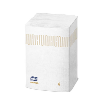 Stoh prémiových Extra Soft zásobníkových ubrousků řady Tork Xpressnap® 15850 od TORK – Essity Professional Hygiene Germany GmbH je zabalen v plastovém obalu s béžovým pruhovaným vzorem a logem značky. Toto balení zdůrazňuje udržitelnost s recyklačním symbolem a je příkladem designu Tork Xpressnap, který si klade za cíl snižovat spotřebu ubrousků při každém použití.