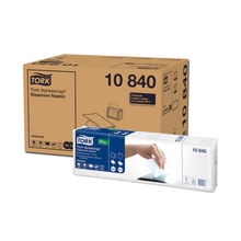 Ein Karton mit acht Packungen Tork Xpressnap® 10840 Weiße Spenderserviette Universal N4 1-lagig von TORK – Essity Professional Hygiene Germany GmbH zeigt das Produktbild. Jede Packung betont die Einzeltuchentnahme und zeigt eine Hand, die eine Serviette zieht, um den geringeren Verbrauch und die Umweltvorteile hervorzuheben.