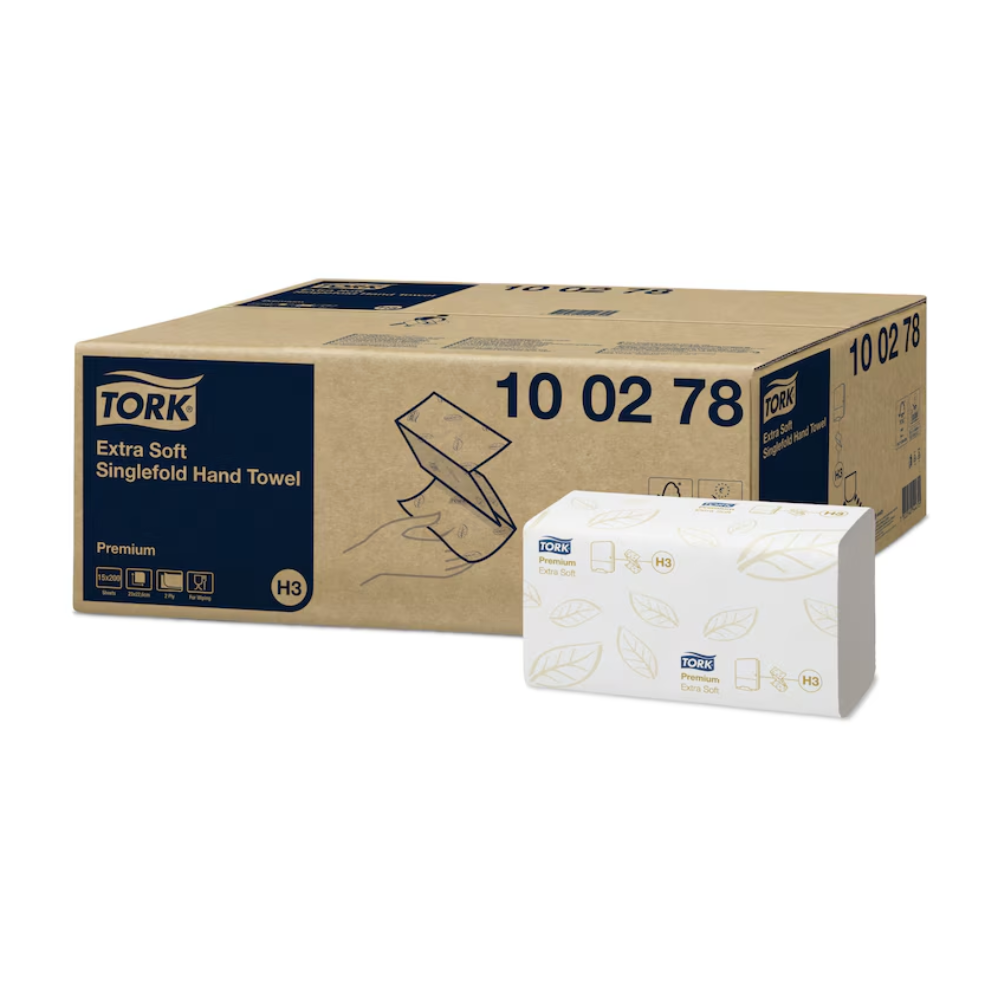 Obal pro Tork 100278 extra jemné skládané ručníky Premium H3 2-vrstvé kombinuje se svým hnědo-bílým designem hygienu a eleganci. Větší hnědá krabice zobrazuje detaily produktu, zatímco menší bílá krabice zdůrazňuje design ručníků Premium H3 se zelenými listovými motivy a logem Tork, které reprezentuje značku TORK – Essity Professional Hygiene Germany GmbH.