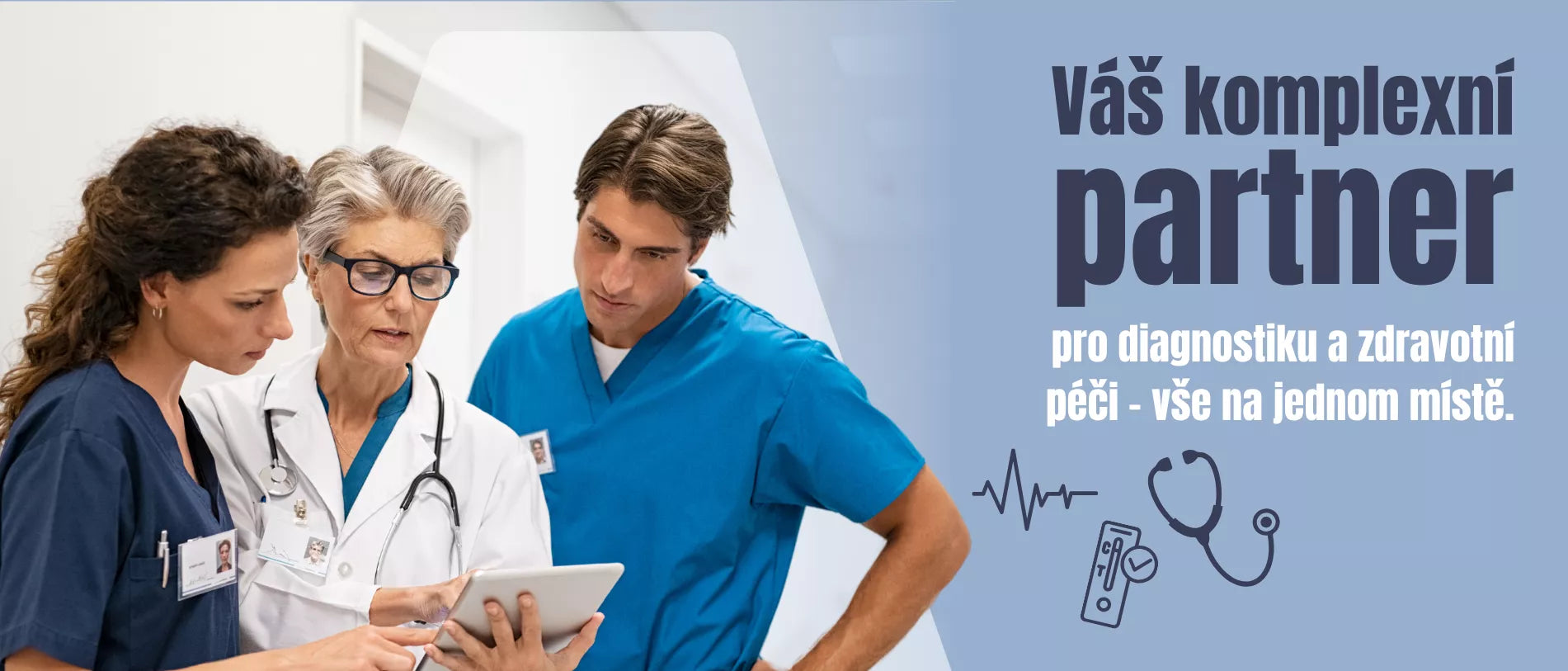 Tři zdravotníci stojí spolu a sledují tablet, zatímco napravo se zobrazuje propagační oblast s lékařskými symboly