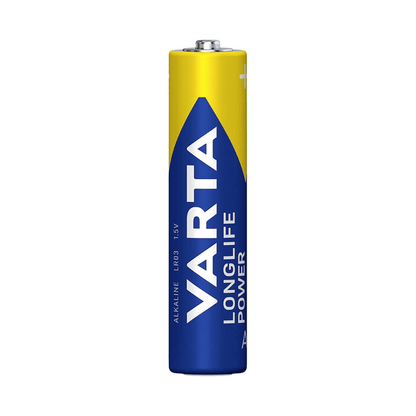 Jedna jednotlivá baterie Varta Longlife Power Micro AAA. Baterie je převážně modrá s velkým modrým trojúhelníkem a žlutými akcenty, stejně jako s logem značky a detaily typu od Varta AG.