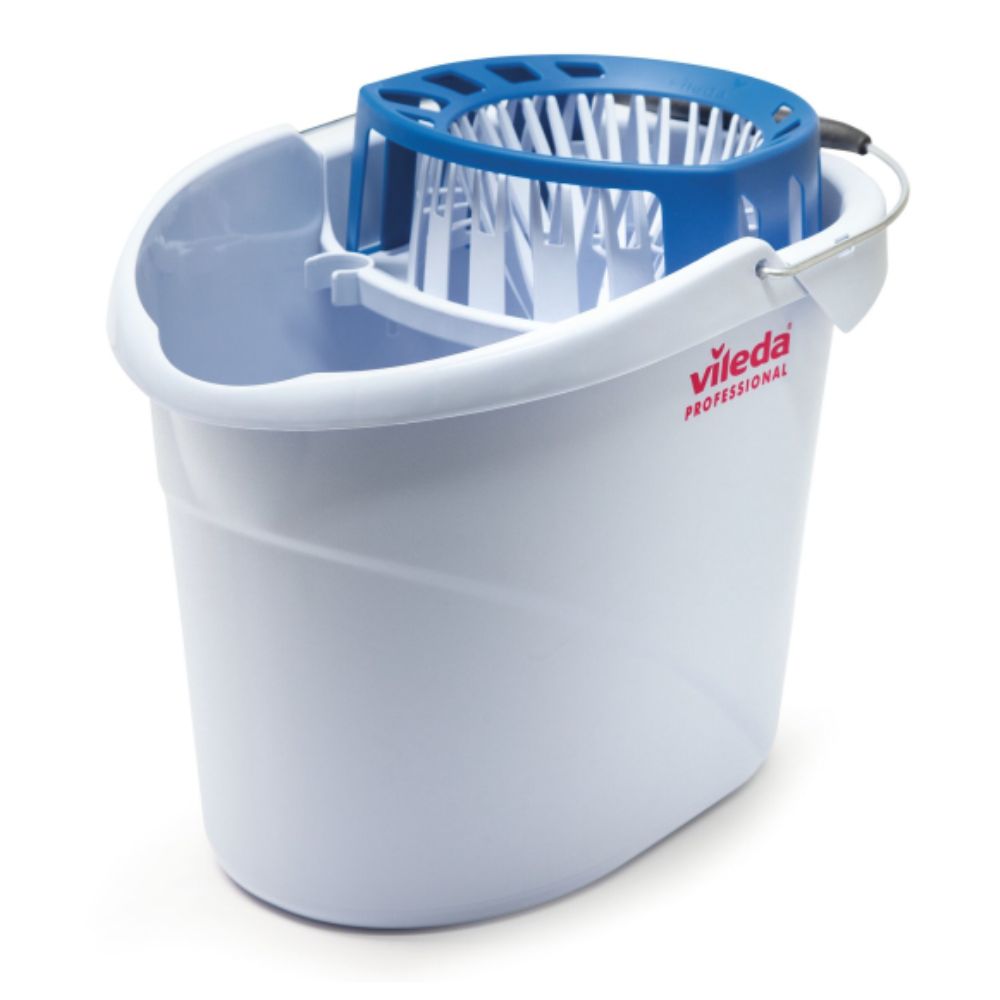 Představujeme kbelík Vileda Professional Supermop 10 l s ždímačem, bílý plastový kbelík s nápisem „Vileda GmbH“ na boku. Je ideální pro hygienické vytírání a čištění malých ploch. Tento kbelík má nahoře modrý ždímač a kovovou rukojeť pro pohodlný transport, což ho činí plně kompatibilním s Vileda Professional Supermop.