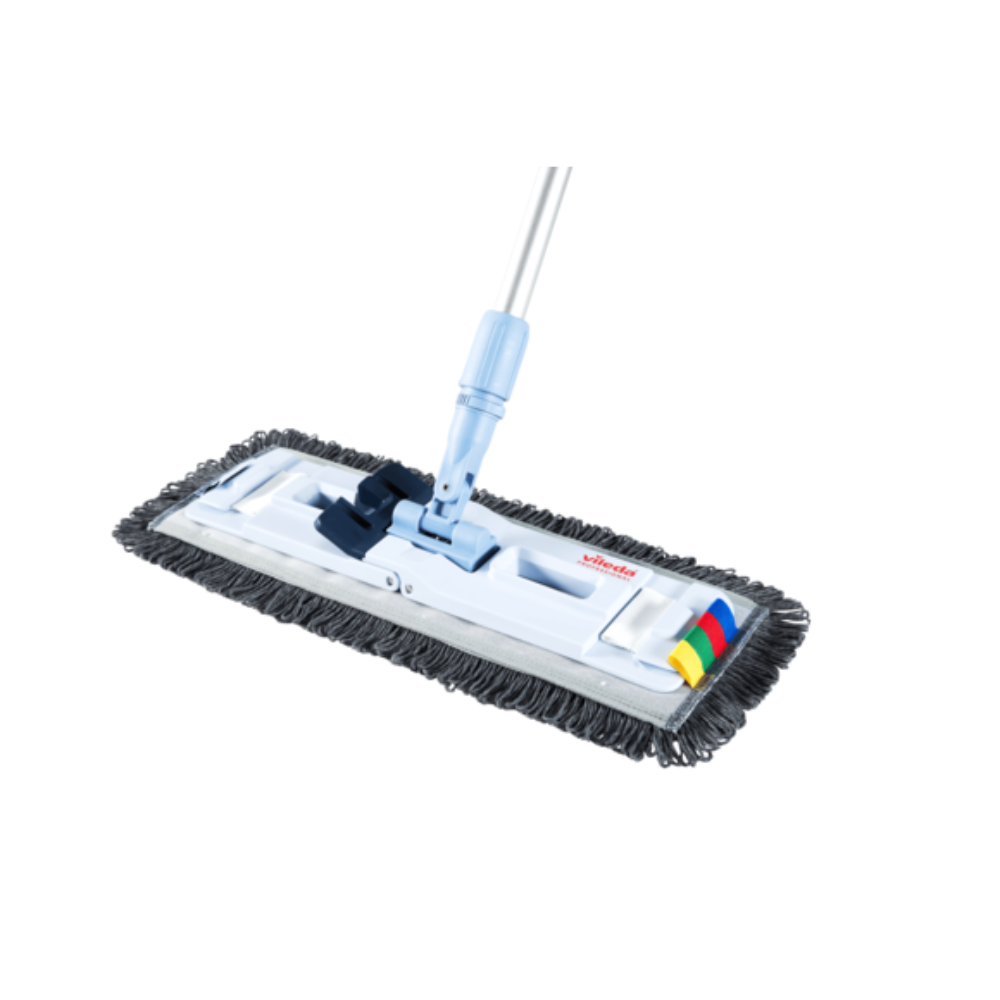 Vileda Professional UltraSpeed Pro r-MicroSpeed Max Mop od společnosti Vileda GmbH má obdélníkovou mopovou hlavu s šedými třásněmi a vysoce kvalitní konstrukcí z mikrovlákenného veluru, která je připevněna na dlouhé kovové tyči. Má barevné záložky pro snadnou organizaci a modrý kloub na rukojeti umožňuje nastavení úhlu.