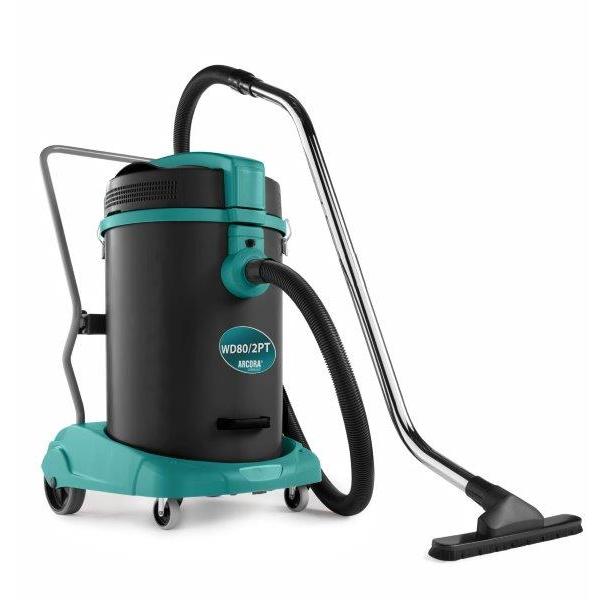 Arcora Wd 80/2 Pt mokro-suchý vysavač s velkým objemem nádoby od Arcora International GmbH má velké černé a tealové tělo, flexibilní hadici, kovovou rukojeť a čtyři kola - ideální pro komerční úklid na jakémkoli povrchu. Zobrazeno na bílém pozadí.