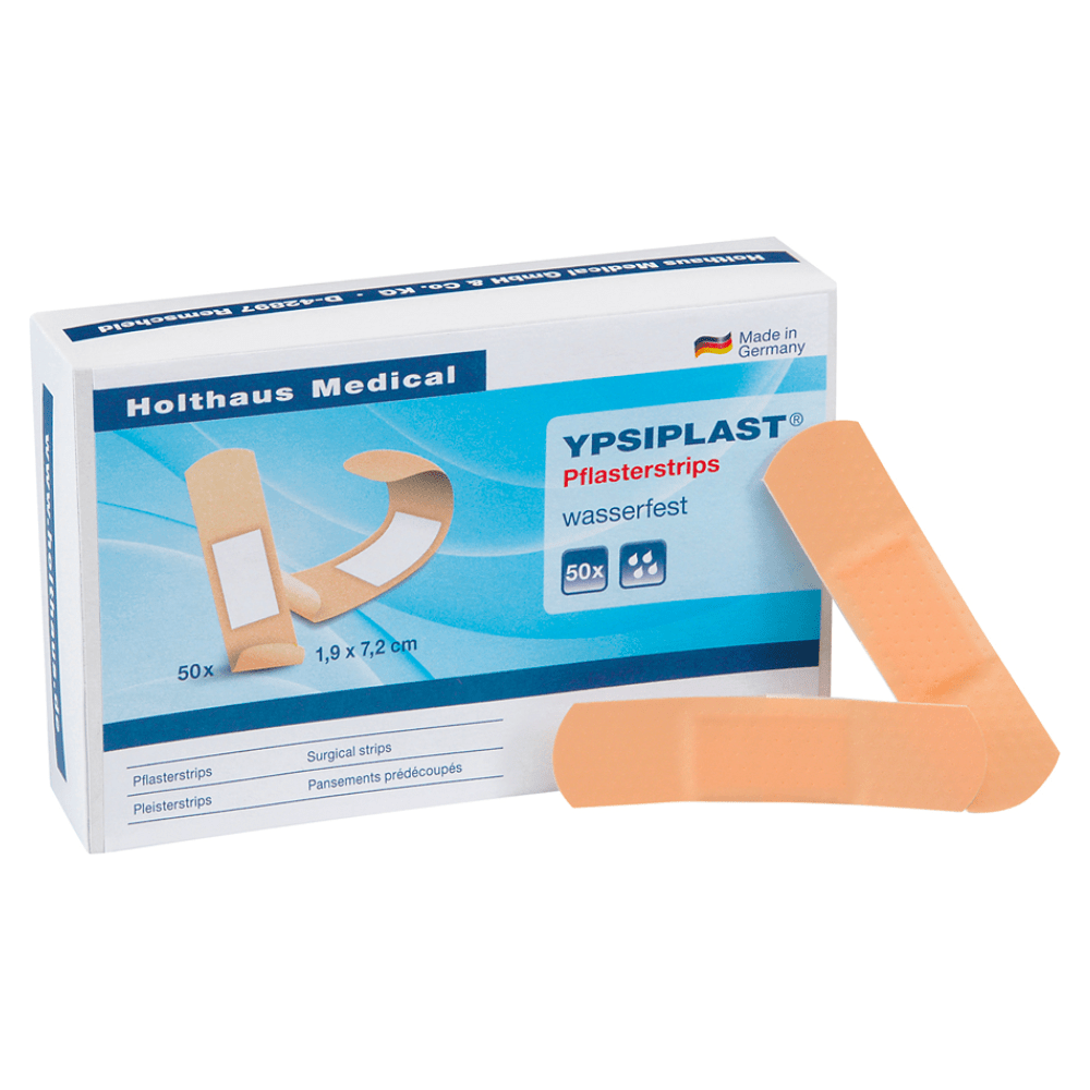 Vystavena je krabička s YPSIPLASR® náplastmi, voděodolnými, 50 kusů | balení (1 kus) od Holthaus Medical GmbH & Co. KG. Převážně modro-bílá krabička, popsaná detaily produktu jako „50x“ a rozměry „1,9 x 7,2 cm“, zobrazuje také obrázek náplastí. Perfektní pro efektivní ošetření ran, krabička obsahuje dvě elastické náplasti.