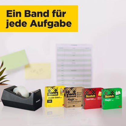 Černý dávkovač pásky stojí vedle balíčku s 14 rolemi Scotch® Magic™ Neviditelná páska (19 mm x 33 m) od 3M Deutschland GmbH v barevných krabičkách. Rozmazaně v pozadí: papírová tabule a zelené lepící poznámky.