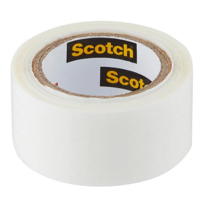 Role univerzální lepicí pásky Scotch® Extremium™ (3 m x 19 mm) od 3M Deutschland GmbH s bílým jádrem a brandingem Scotch je ukázána na bílém pozadí.