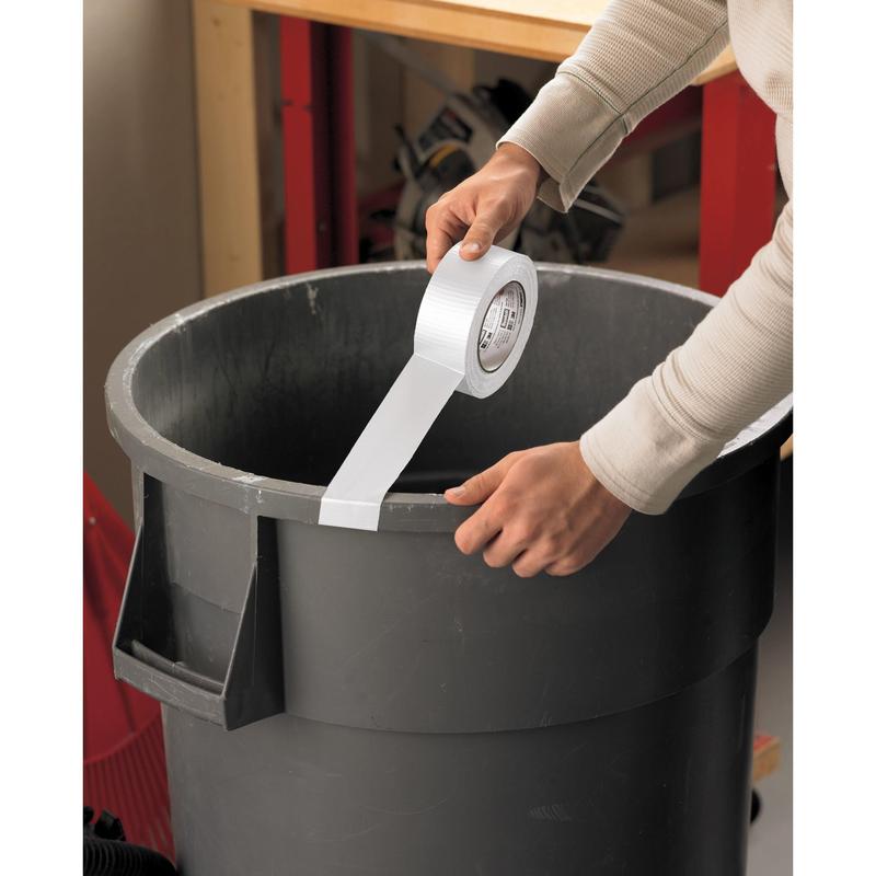 V dílně někdo lepí pásku Scotch® Extremium™ univerzální lepicí pásky (3 m x 19 mm) od 3M Deutschland GmbH podél okraje velkého šedého koše.
