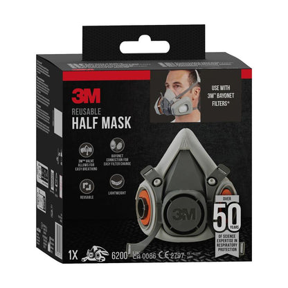 3M™ polomaska 6200 opakovaně použitelná, střední velikosti od 3M Deutschland GmbH je na černo-šedém obalu s produktovým obrázkem, logem 3M, pokyny k použití a osobou s maskou.