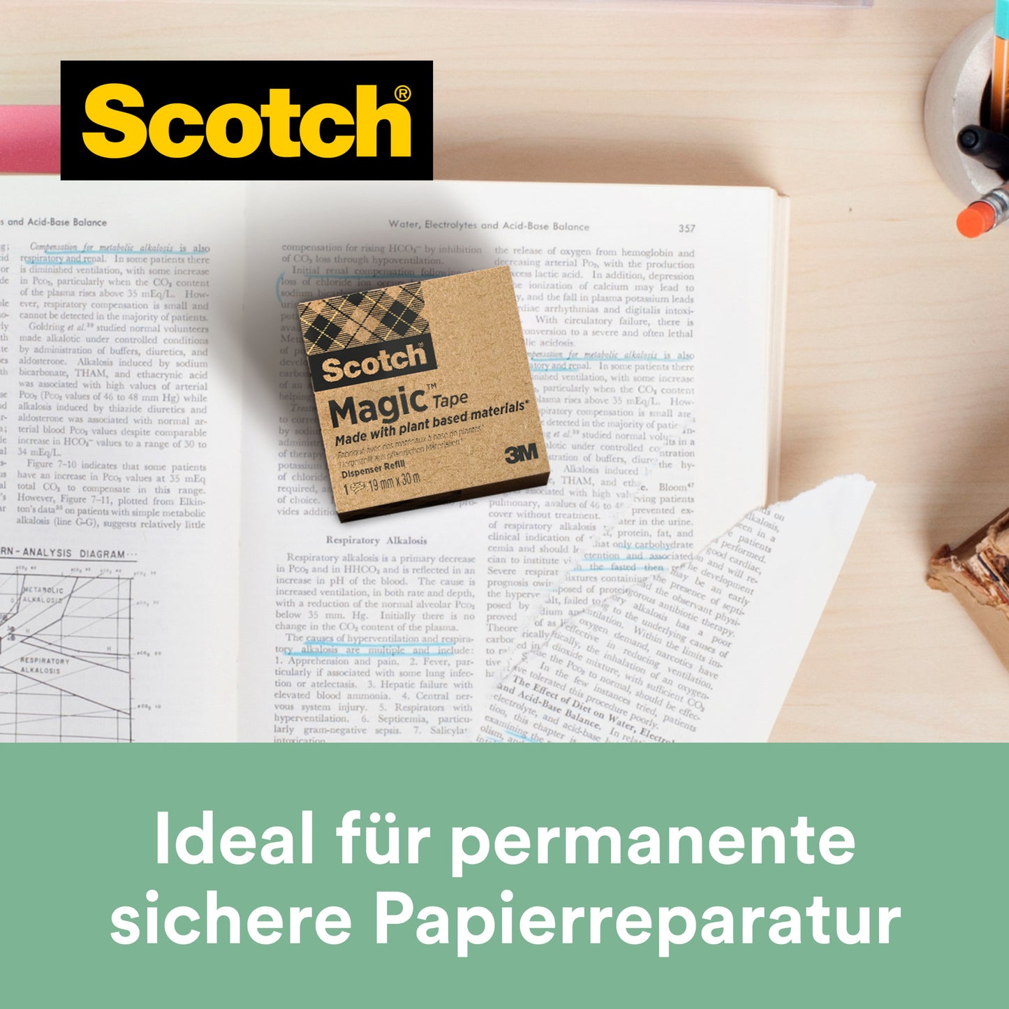 Krabice černého stolního dávkovače 3M Scotch® C38 + páska Scotch® Magic™ (66 % rostlinné lepidlo, 19 mm x 33 m, 3 role) spočívá na knize. Nahoře je vidět logo Scotch, dole nápis "Ideální pro trvalou bezpečnou opravu papíru".