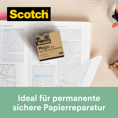 Krabice černého stolního dávkovače 3M Scotch® C38 + páska Scotch® Magic™ (66 % rostlinné lepidlo, 19 mm x 33 m, 3 role) spočívá na knize. Nahoře je vidět logo Scotch, dole nápis "Ideální pro trvalou bezpečnou opravu papíru".