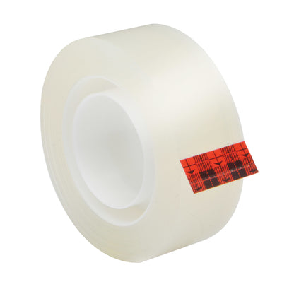 Eine Rolle Scotch® Super-Hold Secure Tape, 1 Rolle, 19 mm x 25,4 m von 3M Deutschland GmbH ist mit einem rot karierten Klebestreifen abgebildet, der die transparente Klebekraft auf weißem Hintergrund hervorhebt.