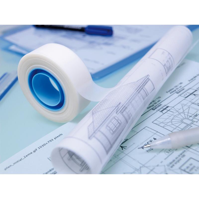 Role Scotch® neviditelné lepicí pásky, odnímatelná (19 mm x 33 m), leží na světle modrém stole vedle srolovaného architektonického plánu domu, pera a plánovacích dokumentů.