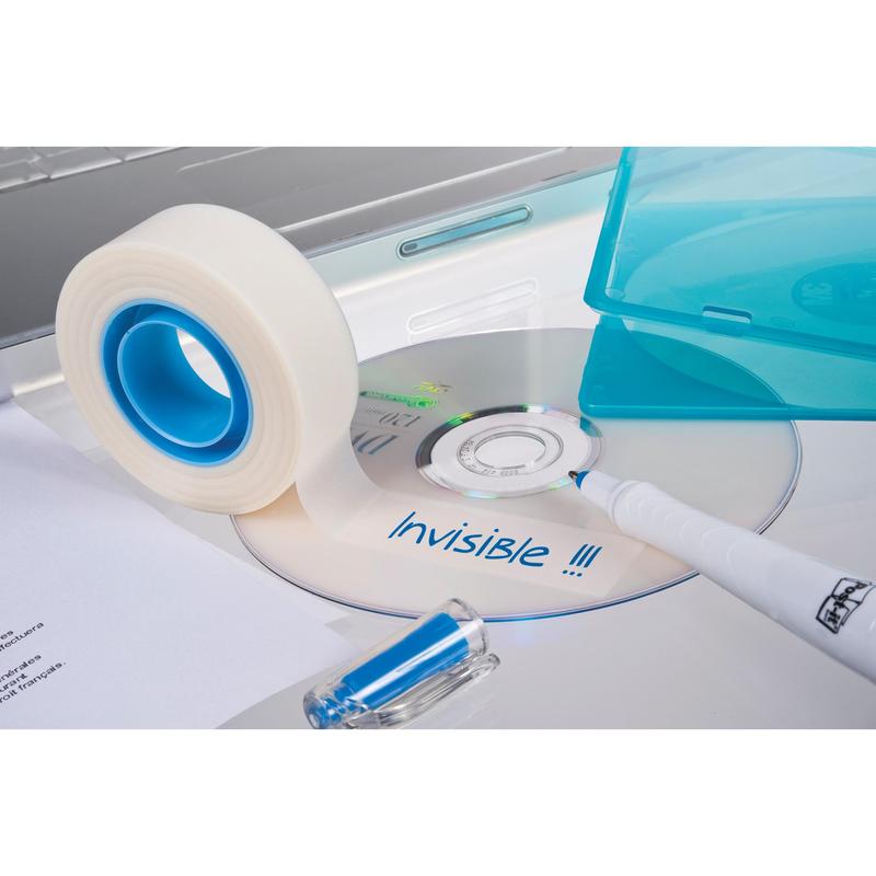 Role Scotch® neviditelné lepicí pásky od 3M Deutschland GmbH, odnímatelná, 19 mm x 33 m, leží s popsaným CD "Invisible !!!", modrým fixem, USB klíčem, papírem a otevřeným modrým CD obalem na bílé ploše vedle notebooku.