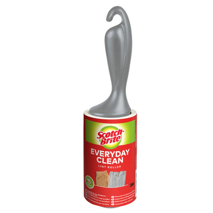 Der Scotch-Brite™ Everyday Clean Fusselroller von 3M Deutschland GmbH mit 30 Blatt und grauem, gebogenem Griff entfernt mühelos Fussel und Haare. Die Packung zeigt saubere Stoffe und betont seine vielseitige Verwendbarkeit.