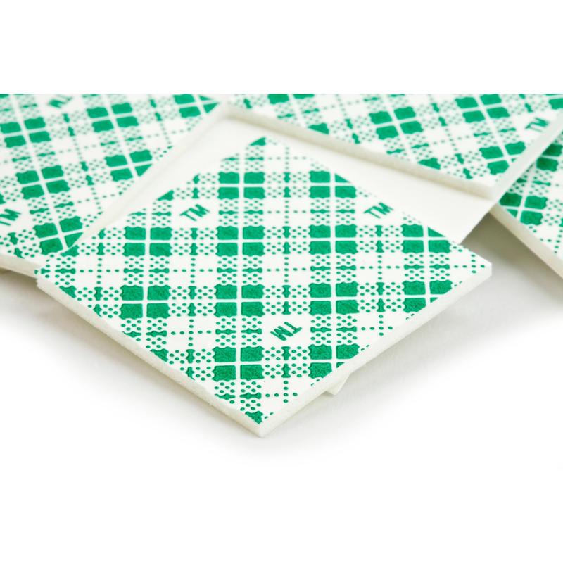 Detailní záběr několika 3M Deutschland GmbH Scotch-FIX™ Oboustranné vnitřní montážní čtverce 4496-ST16-P (25 mm x 25 mm, 16 kusů), s zeleno-bílou kostkovanou vrstvou - ideální pro vnitřní montáž se silnou přilnavostí.