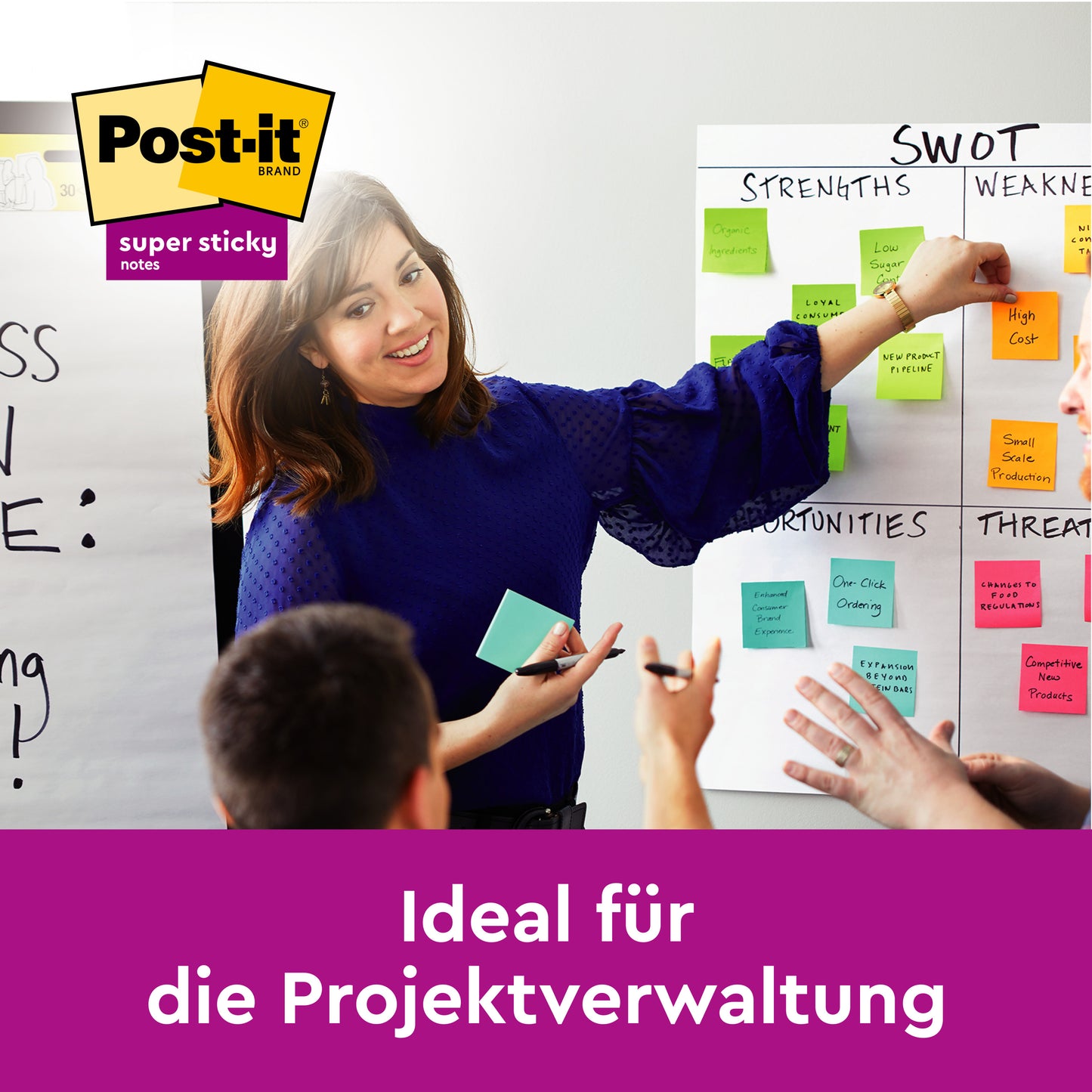 Eine Frau leitet ein Meeting mit 3M Post-it® Super Sticky Notes im Großformat, Pink, liniert (101 x 152 mm), auf einer SWOT-Tafel. Ideal für die Projektverwaltung. 1 Block (45 Blatt), 100% PEFC-zertifiziert.