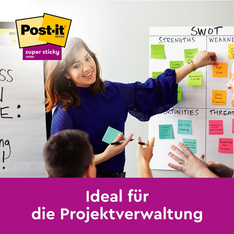 Žena vede schůzku, ukazuje na SWOT analýzu s barevnými Post-it® Super Sticky Notes (76x76 mm, 45 listů/blok, 3 bloky/balení) od 3M Deutschland GmbH - ideální pro projektové řízení.