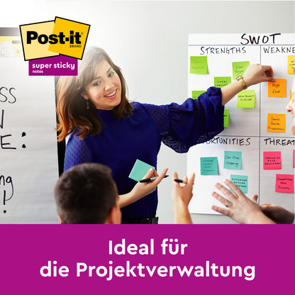Eine Frau in blauer Bluse verwendet 3M Deutschland GmbH Post-it® Super Sticky Notes im Großformat (101x101mm, 70 Blatt/Block, 100% PEFC) auf Flipcharts für eine SWOT-Analyse in Zusammenarbeit mit zwei Kollegen. Text und Logo heben die Vorteile des Projektmanagements hervor.