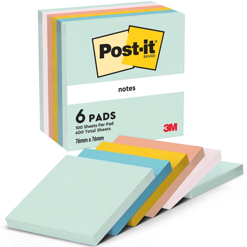 Šest bloků Post-it® Notes (76mm x 76mm, po 100 listech, celkem 600 listů) od 3M Deutschland GmbH je rozprostřeno v různých pastelových barvách. Balení obsahuje upozornění "100 listů/blok, 100% PEFC" a ukazuje logo 3M.