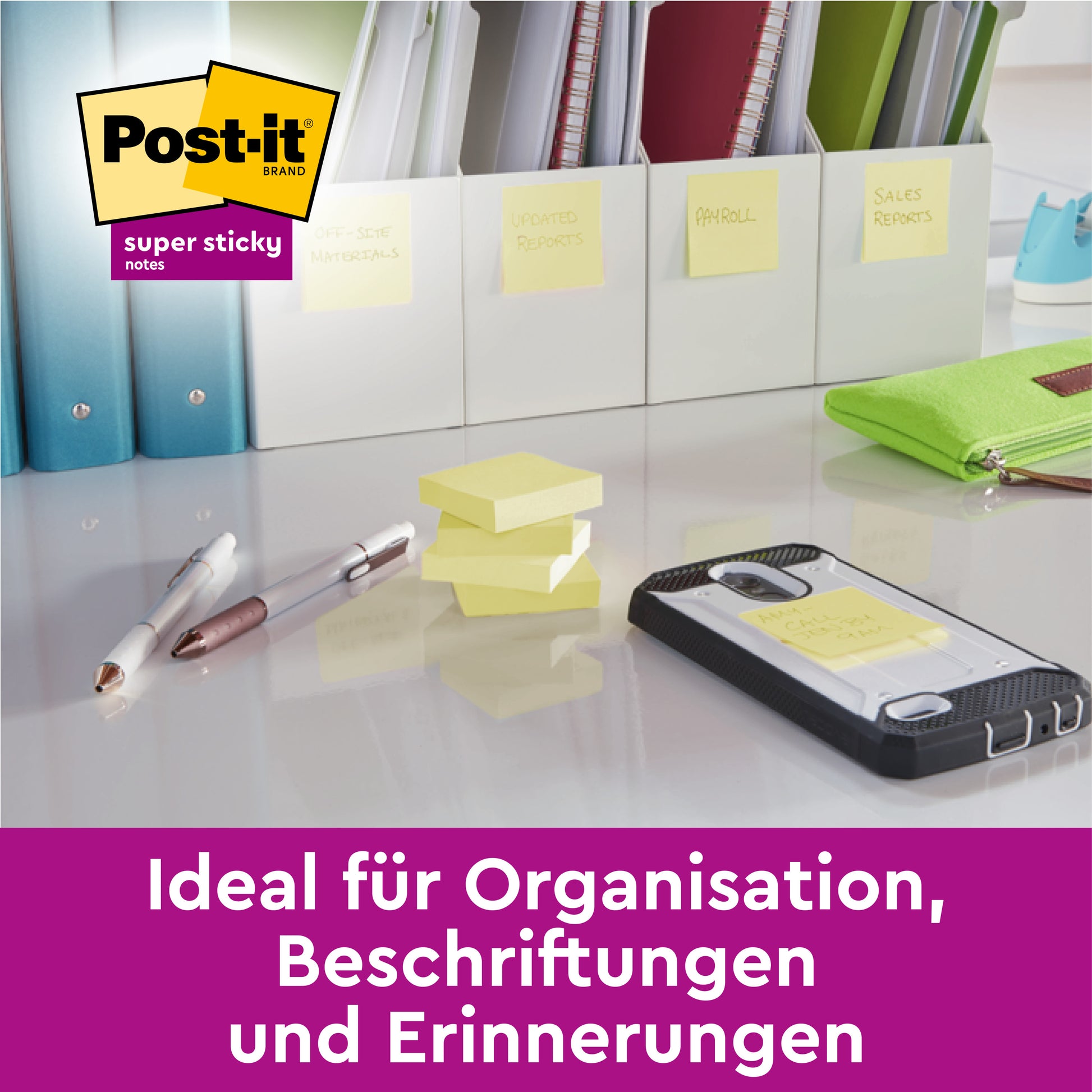 Auf einem Schreibtisch mit Stiften, einem Smartphone und Ordnern liegen Post-it® Super Sticky 100% Recycling Notes (47,6x47,6 mm, 70 Blatt/Block, 100% PEFC) von 3M Deutschland GmbH. Banner: Ideal für Organisation, Beschriftungen und Erinnerungen.