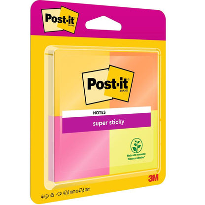 Čtyřbalení Post-It® Super Sticky Notes od 3M Deutschland GmbH, barevně tříděné, 47,6 x 47,6 mm, 45 listů na blok; vyrobeno s obnovitelným lepidlem a 100% PEFC SGSCH-PEFC-COC-110078 certifikováno pro udržitelnost.