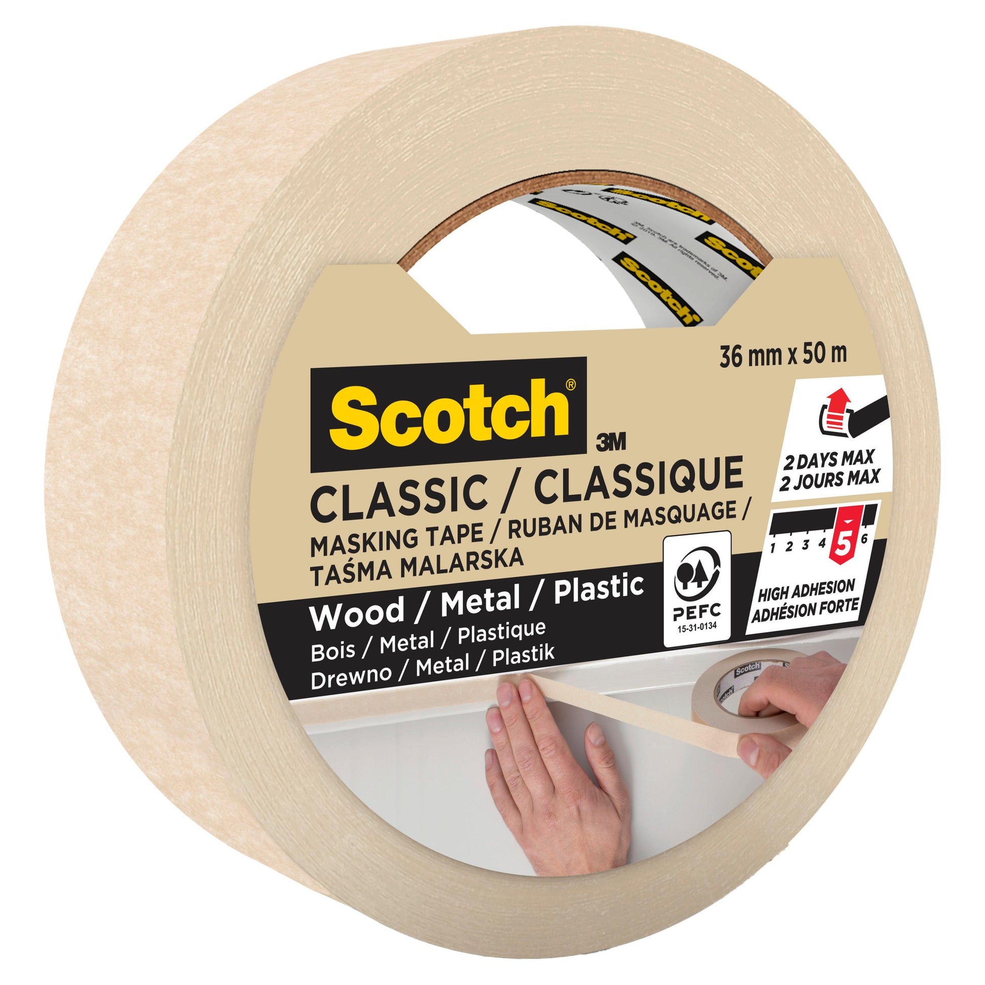 Eine 36 mm x 50 m Rolle Scotch® Classic Abdeckband von 3M, beige, für Holz, Metall & Kunststoff. PEFC-zertifiziert (70%), hohe Klebkraft, max. 2-Tage-Verwendung. Die Verpackung zeigt eine Hand, die das Band anbringt. 1 Rolle pro Packung.