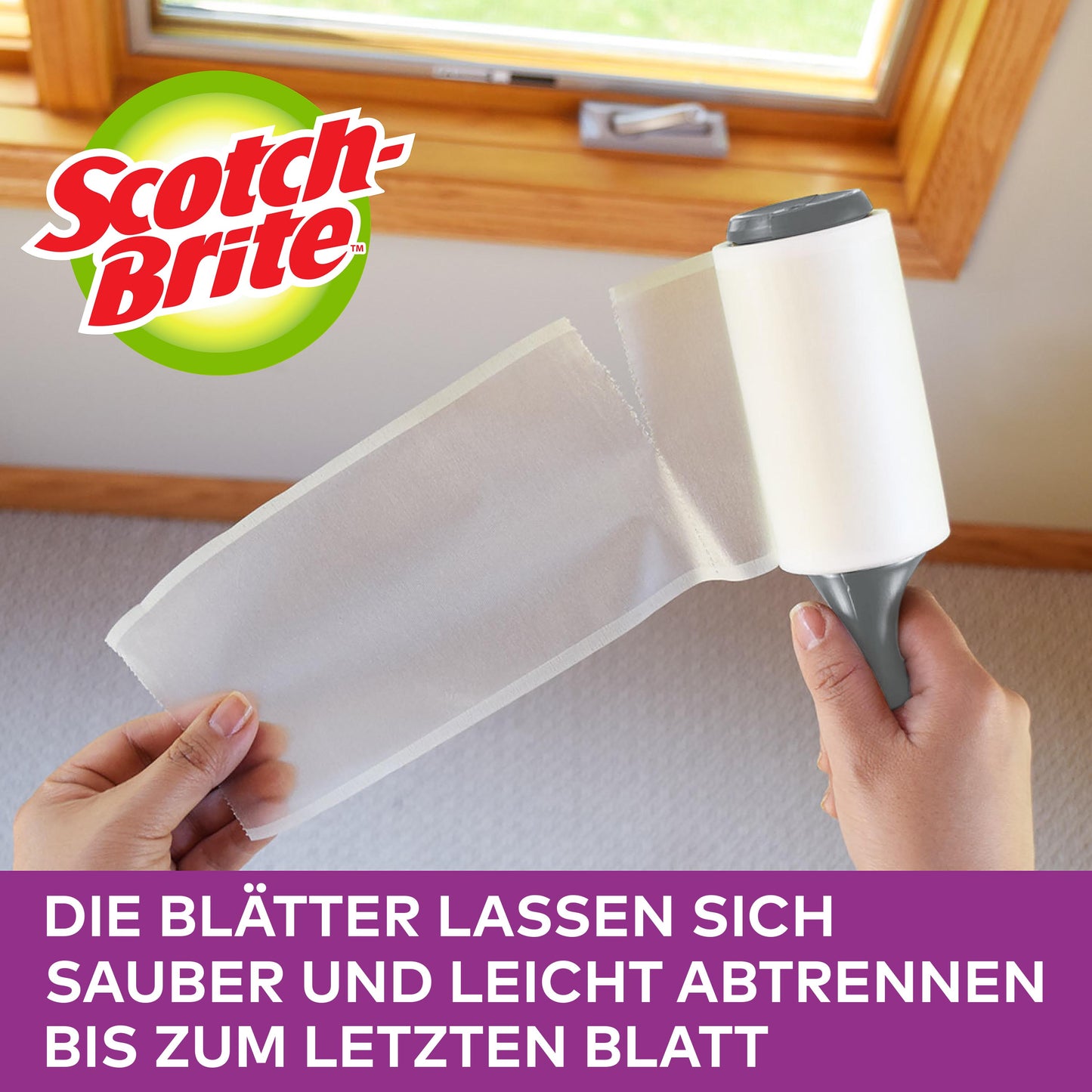 Eine Person zieht ein Blatt von einem Scotch-Brite™ Pet Extra Sticky* Roller für Tierhaare (48 Blatt, 1/Packung) von 3M Deutschland GmbH. Der Text betont, wie einfach und sauber Tierhaare bis zum letzten Blatt entfernt werden können.