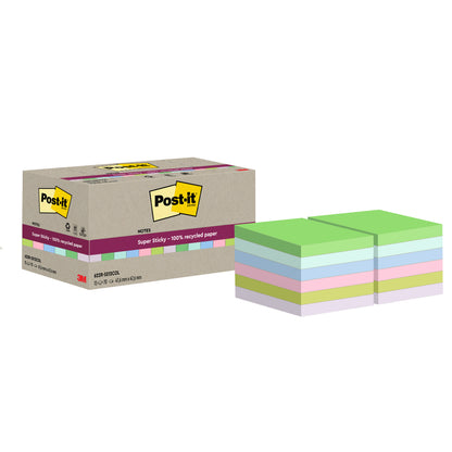 Krabice Post-it® Super Sticky 100% recyklovaných poznámek (47,6 x 47,6 mm, 70 listů/blok, 100% PEFC) od 3M Deutschland GmbH je zobrazena vedle hromádek zelených, modrých, fialových, růžových a žlutých samolepicích poznámek.