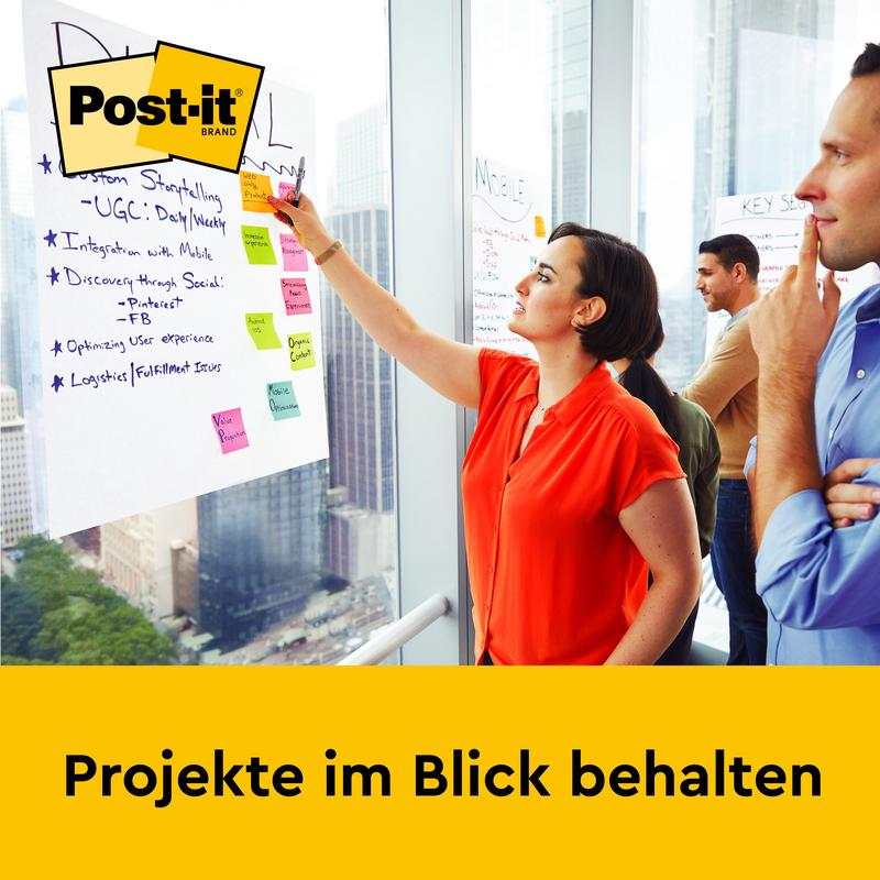 Žena v červené košili píše na Post-it® Super Sticky samolepicí Mini Meeting Chart 577SS (38 x 45,7 cm, 20 listů) od 3M Deutschland GmbH, zatímco tři lidé v moderní kanceláři sledují. Text zní "Udržujte projekty na dohled", nad ním logo značky Post-it.