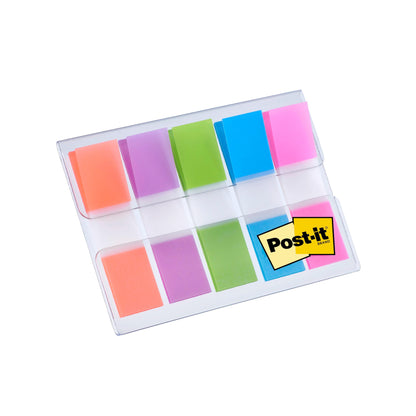 Post-it® Index Lepicí proužky Mini Dávkovač od 3M Deutschland GmbH pojme 100 obdélníkových lepicích proužků (11,9 mm x 43,2 mm) v barvách oranžová, růžová, fialová, zelená a modrá; logo Post-it se nachází v pravém dolním rohu pouzdra.