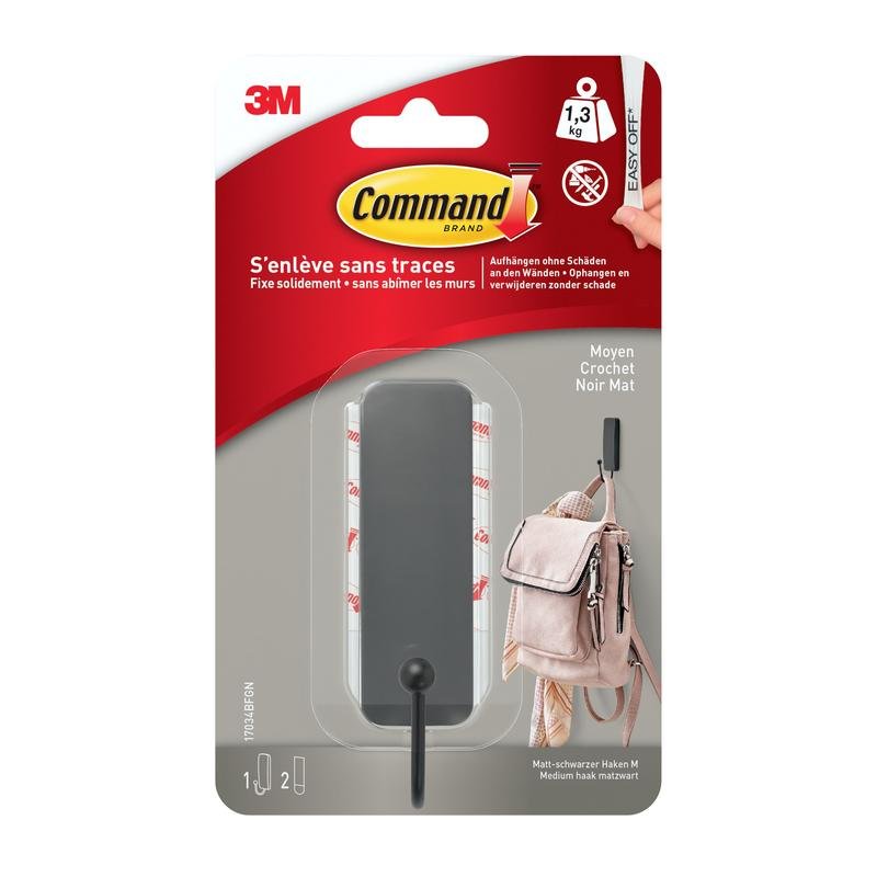 Balení s 1 středně velkým matně černým háčkem Command™ 17034B a 2 proužky od 3M Deutschland GmbH, zobrazené s batohem - ideální jako nástěnný háček bez vrtání. Včetně dvoujazyčného textu a značky.