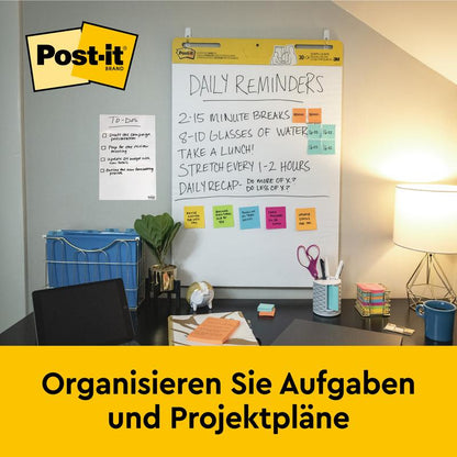 Stůl s kancelářskými potřebami, lampou a tabulí s nápisem "Daily Reminders" na Post-it® Super Sticky samolepicí Mini Meeting Chart 577SS od 3M Deutschland GmbH. Logo značky Post-it se objevuje vlevo nahoře, nad německým textem o organizaci úkolů a plánů.